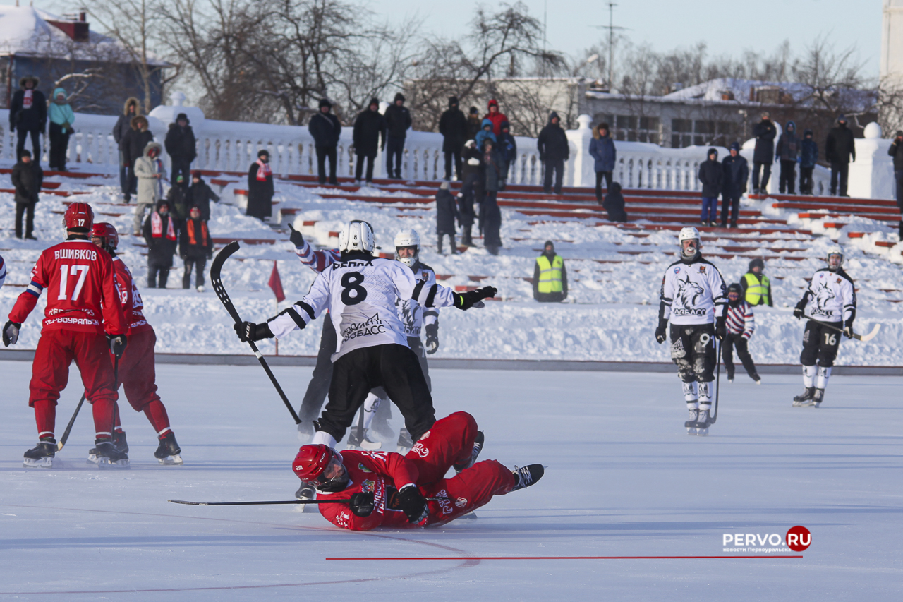 Сегодня в Первоуральске «Уральский трубник» принимал гостей из Кемерово хоккейную команду «Кузбасс»