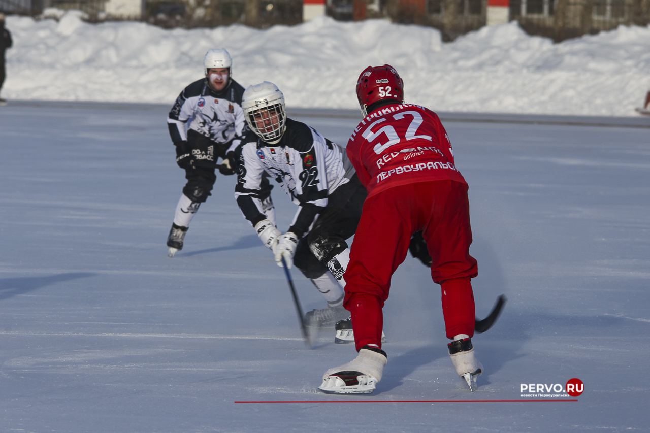 Сегодня в Первоуральске «Уральский трубник» принимал гостей из Кемерово хоккейную команду «Кузбасс»