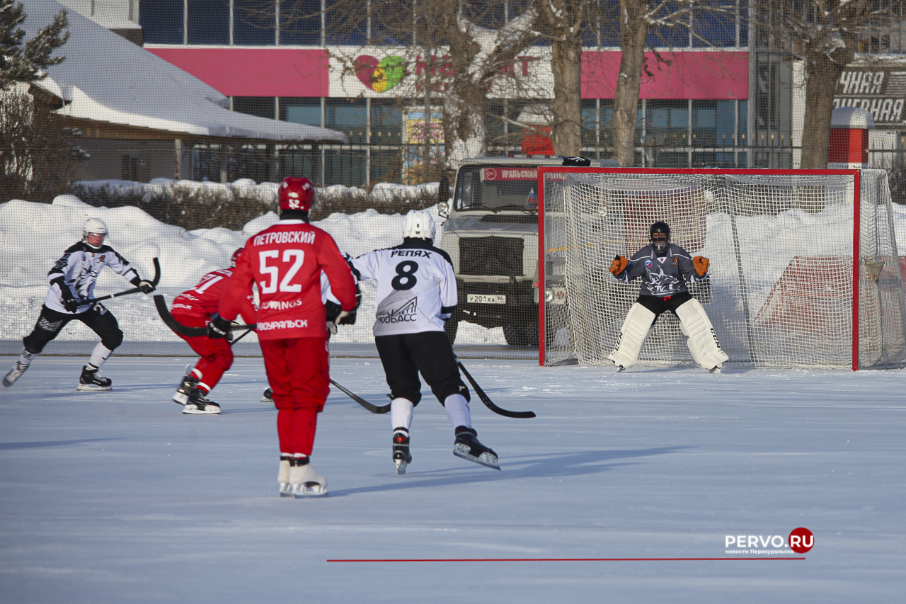 Сегодня в Первоуральске «Уральский трубник» принимал гостей из Кемерово хоккейную команду «Кузбасс»