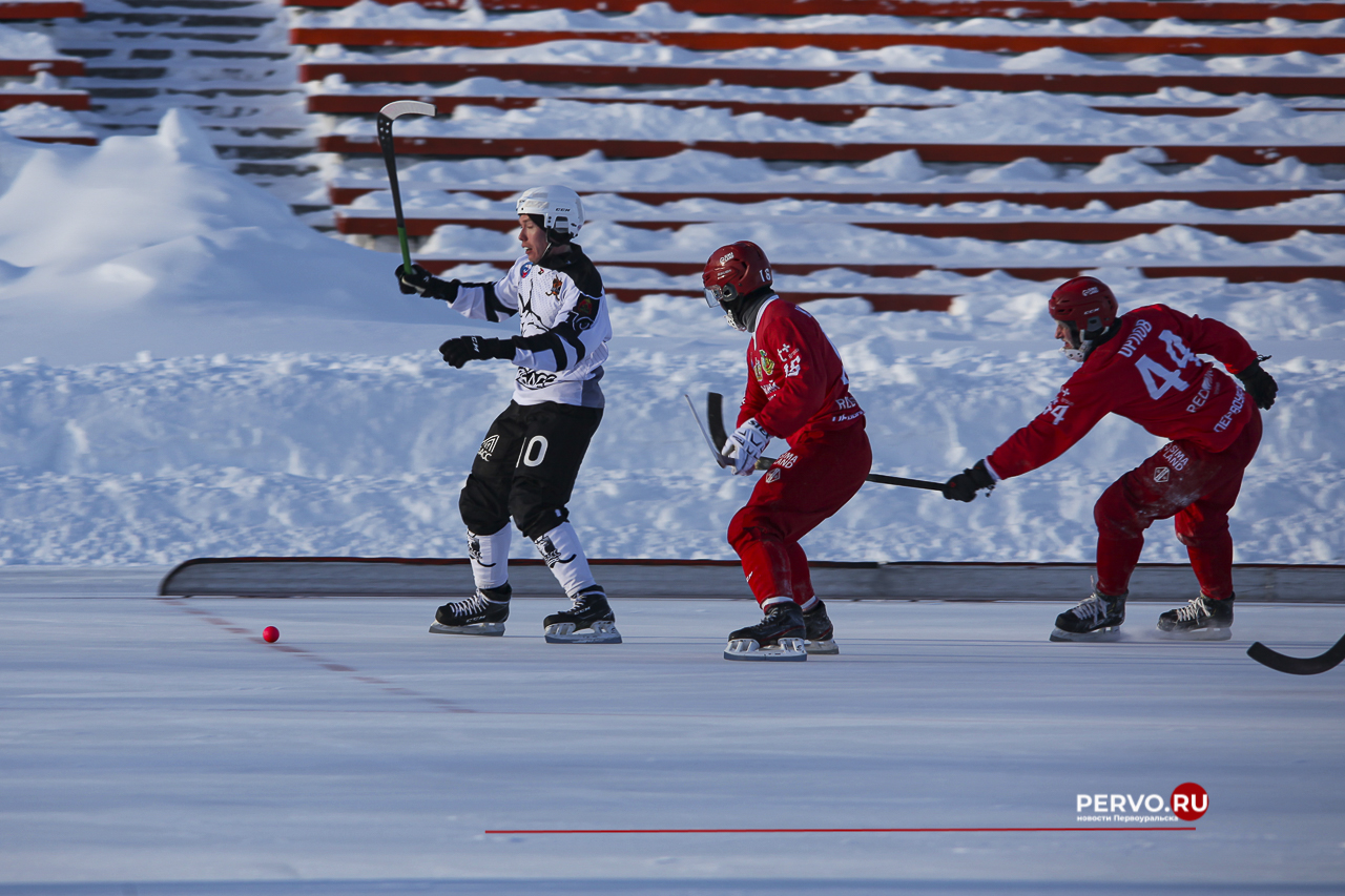 Сегодня в Первоуральске «Уральский трубник» принимал гостей из Кемерово хоккейную команду «Кузбасс»