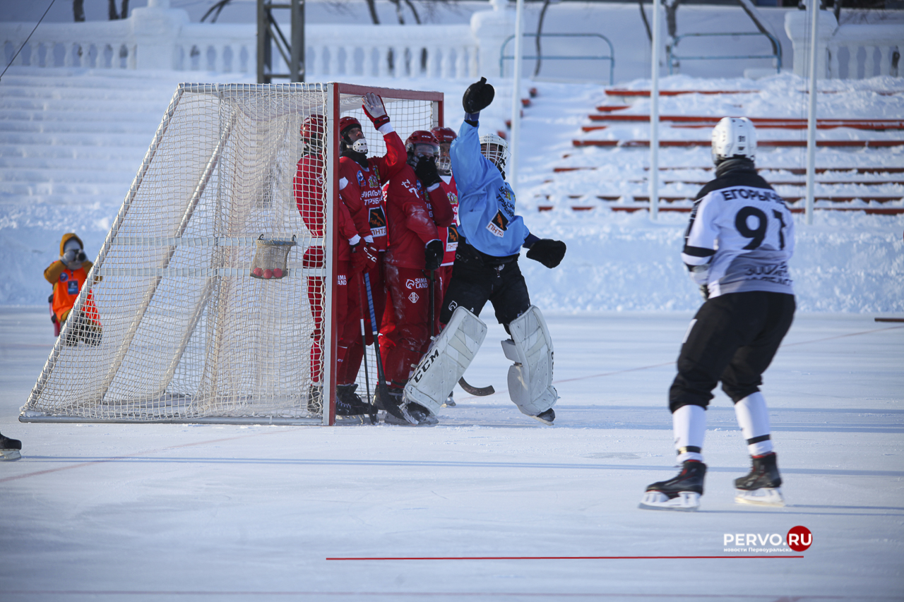 Сегодня в Первоуральске «Уральский трубник» принимал гостей из Кемерово хоккейную команду «Кузбасс»