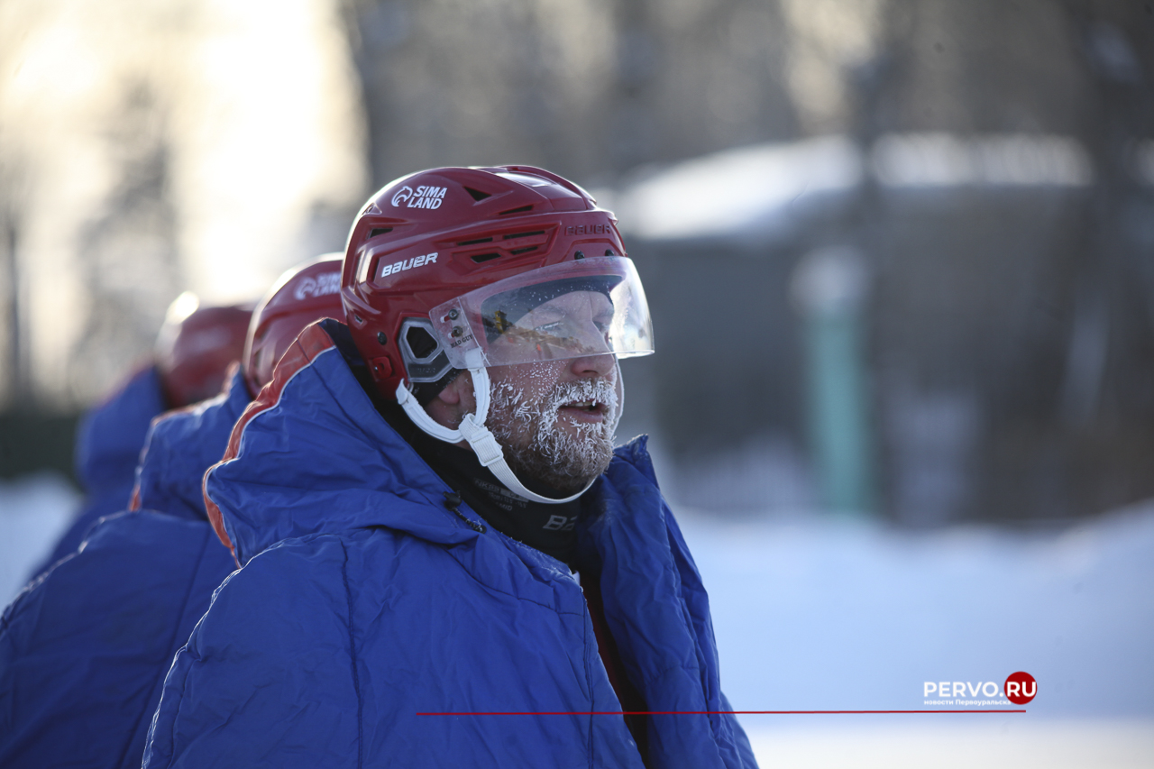 Сегодня в Первоуральске «Уральский трубник» принимал гостей из Кемерово хоккейную команду «Кузбасс»