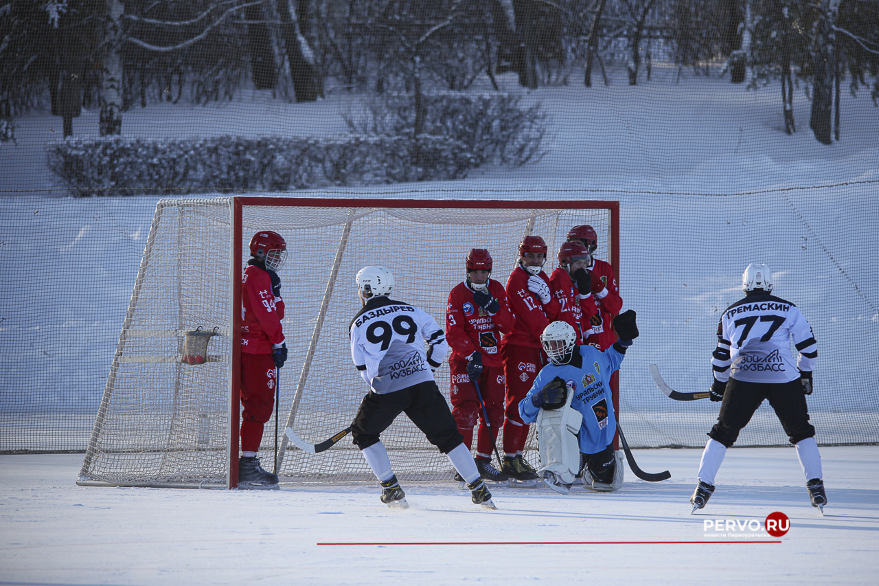 Сегодня в Первоуральске «Уральский трубник» принимал гостей из Кемерово хоккейную команду «Кузбасс»