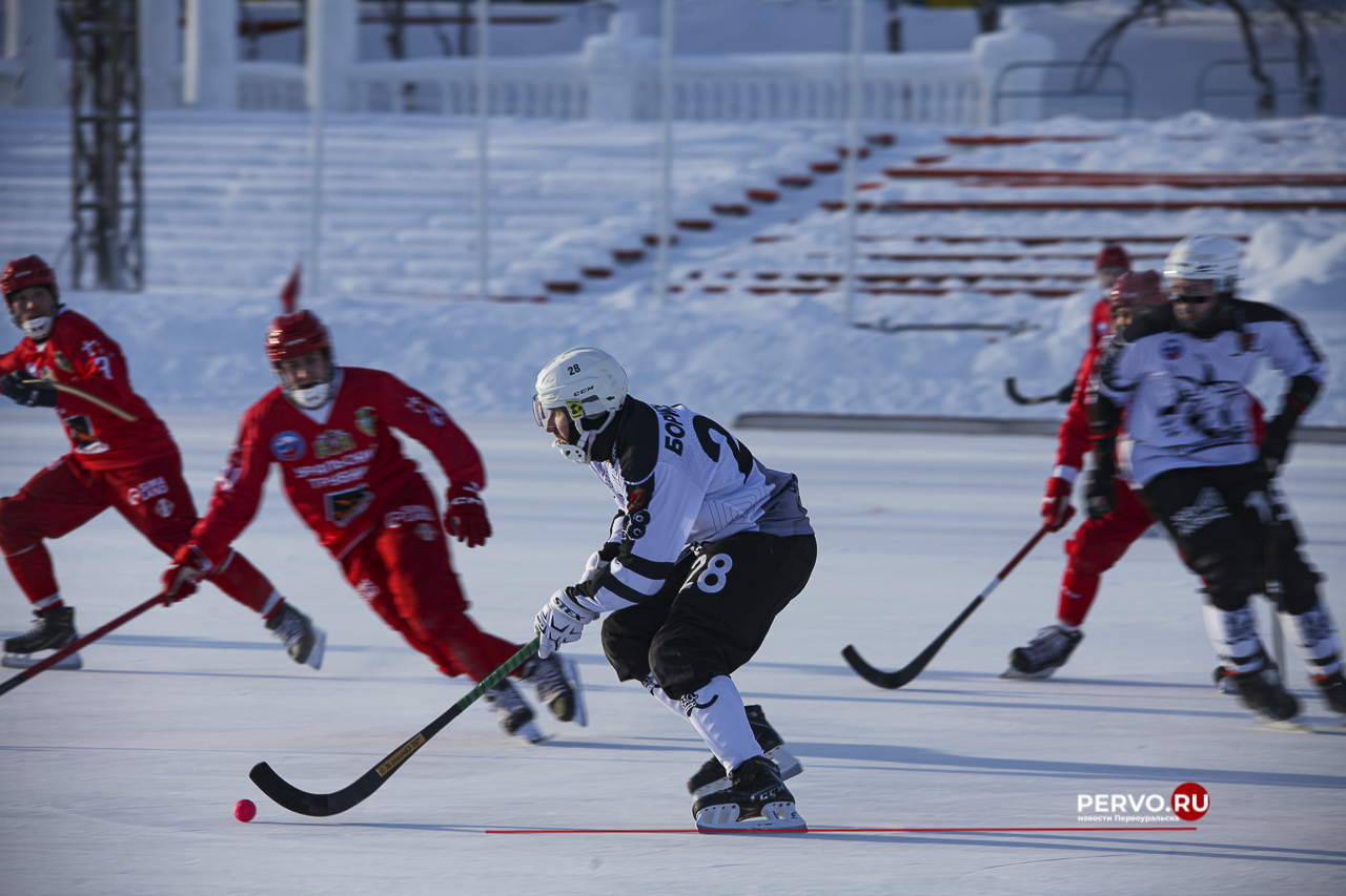 Сегодня в Первоуральске «Уральский трубник» принимал гостей из Кемерово хоккейную команду «Кузбасс»