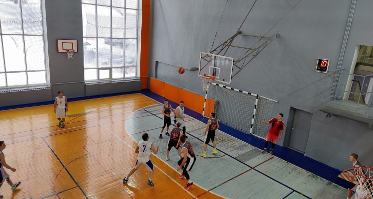 На стадионе Хромпик прошел 6-й тур чемпионата Первоуральска по баскетболу