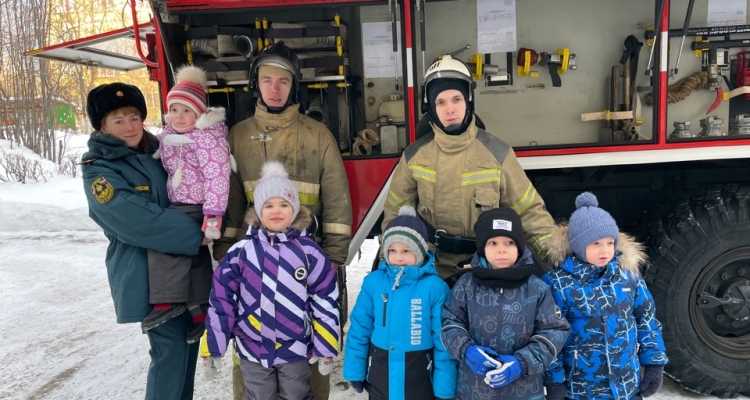 Сотрудники МЧС показали воспитанникам детского сада пожарную технику