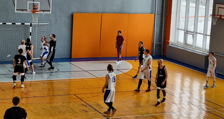 На стадионе Хромпик прошел 7-й тур чемпионата Первоуральска по баскетболу