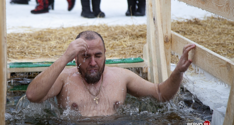 Более тысячи первоуральцев ночью смыли грехи на Крещение-2023