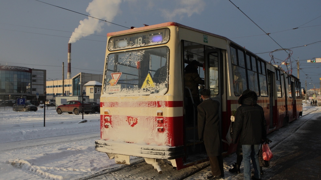 В Екатеринбурге в дверях трамвая зажало коляску с младенцем