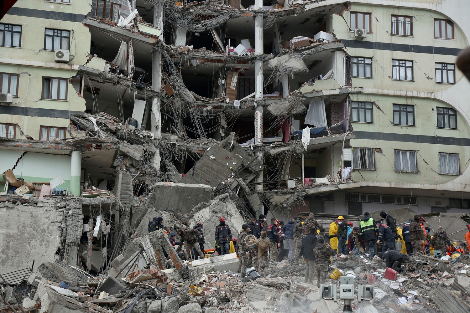 АТОР: более 40 русскоговорящих гидов находятся под завалами отеля в Турции