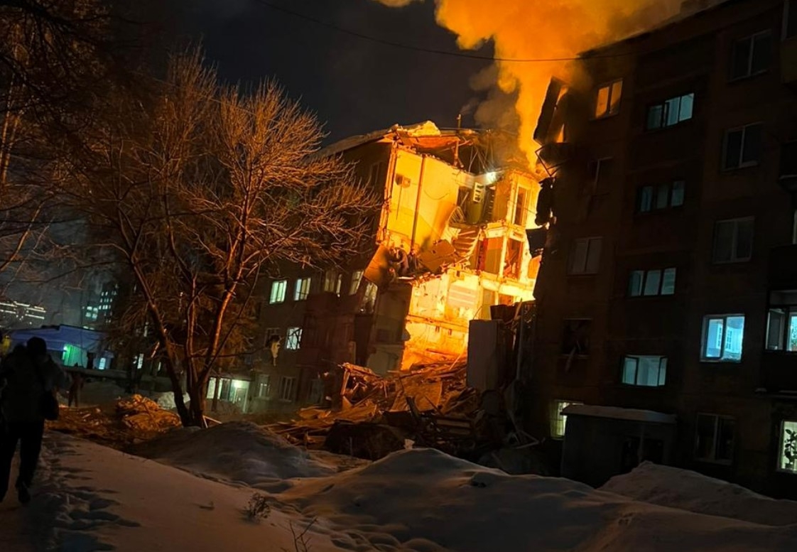 Жители дома в Новосибирске, где произошел взрыв, неоднократно жаловались на запах газа