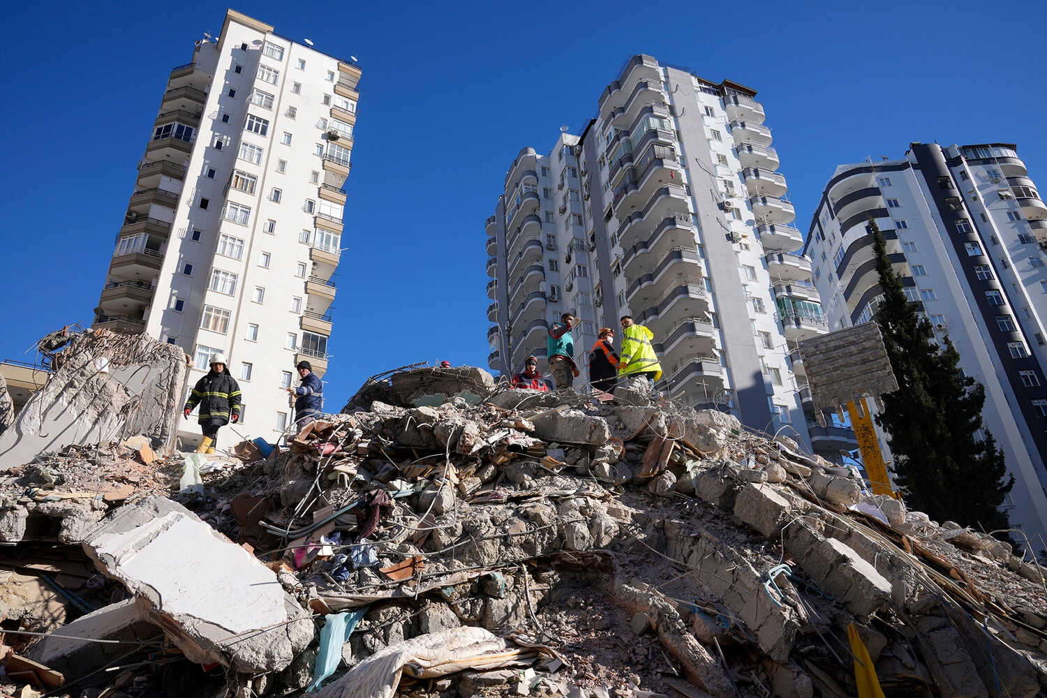 Число погибших в результате землетрясения в Турции увеличилось до 12 873
