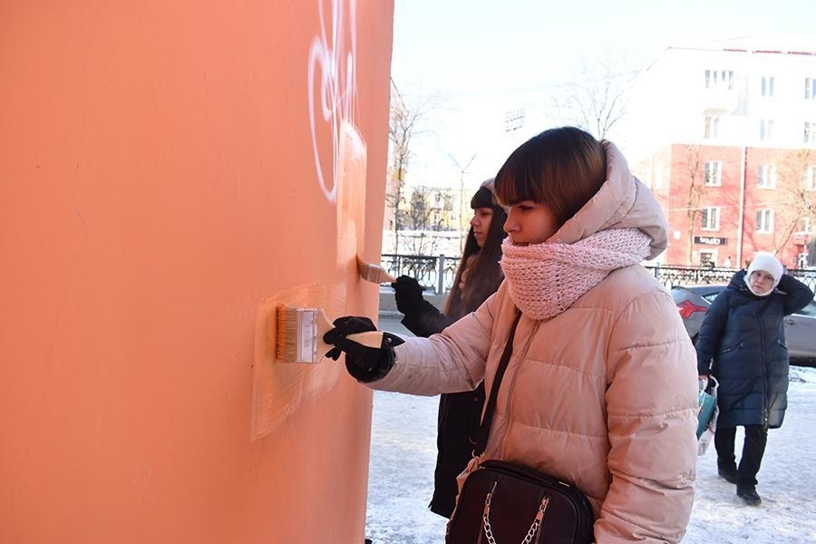 Волонтеры Первоуральска помогают чистить город от граффити