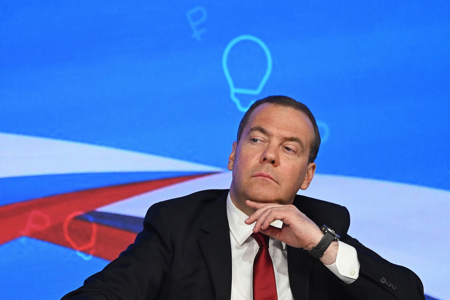 Медведев: враги России ведут мир к апокалипсису, но РФ такого не допустит