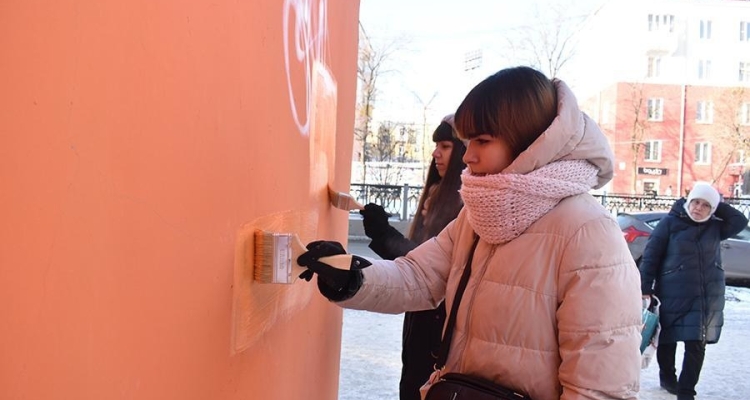 Волонтеры Первоуральска помогают чистить город от граффити