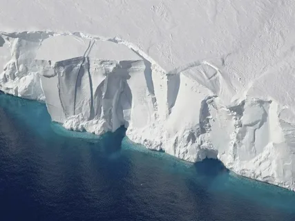 Климатолог предупредил, что от «ледника Судного дня» отколется айсберг