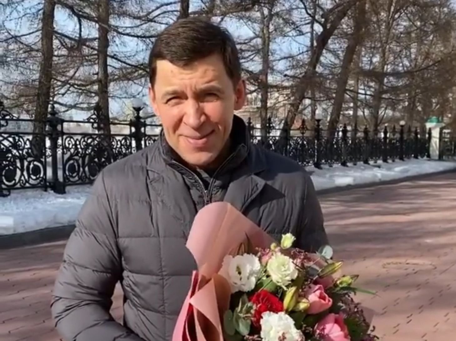Губернатор Евгений Куйвашев поздравил свердловчанок с 8 Марта