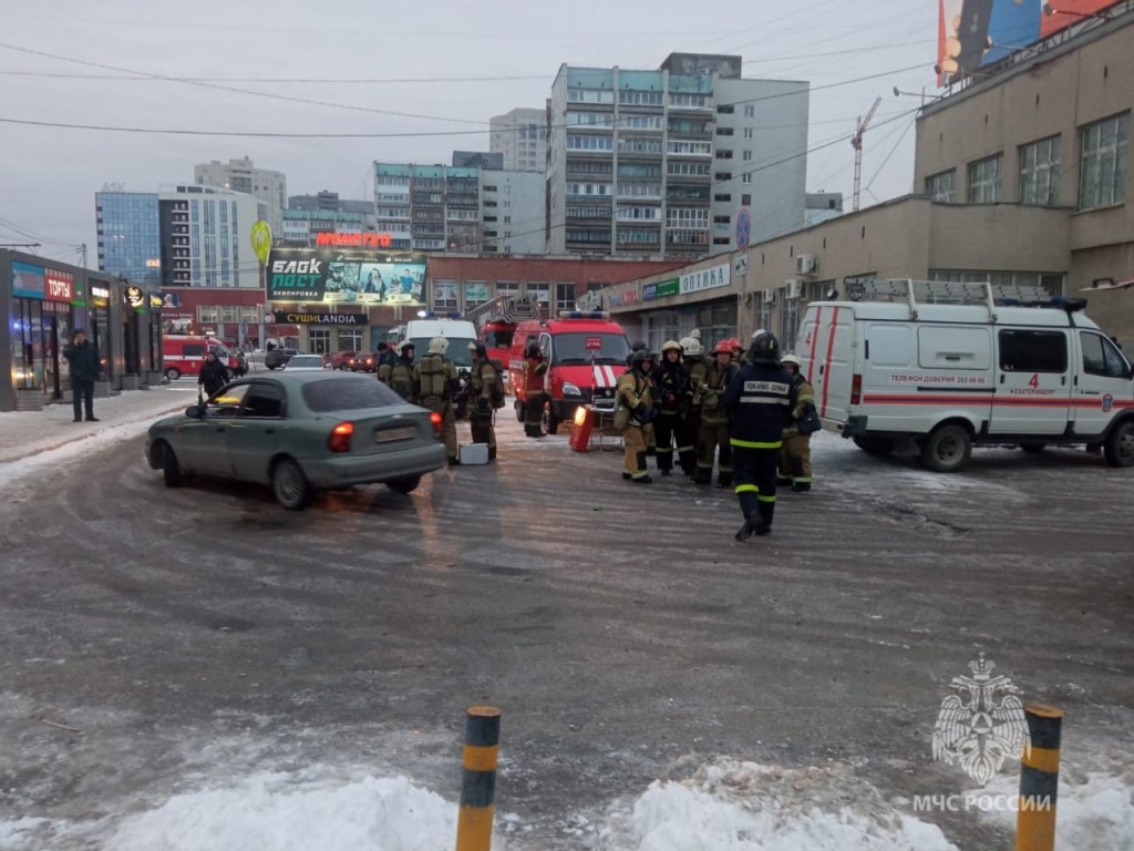 В метро Екатеринбурга произошел пожар, около 400 людей эвакуированы