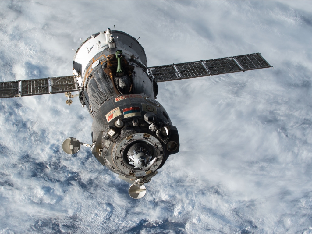 Поврежденный корабль «Союз МС-22» направился от МКС к Земле