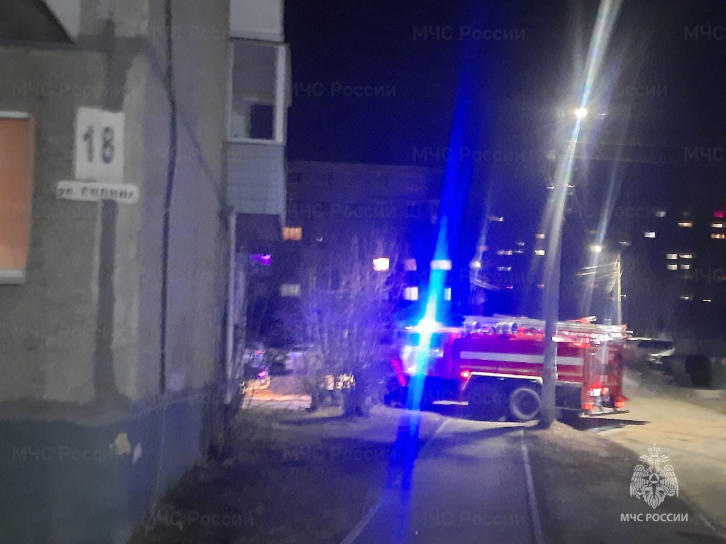 Во время пожара в пятиэтажке на улице Емлина погиб человек
