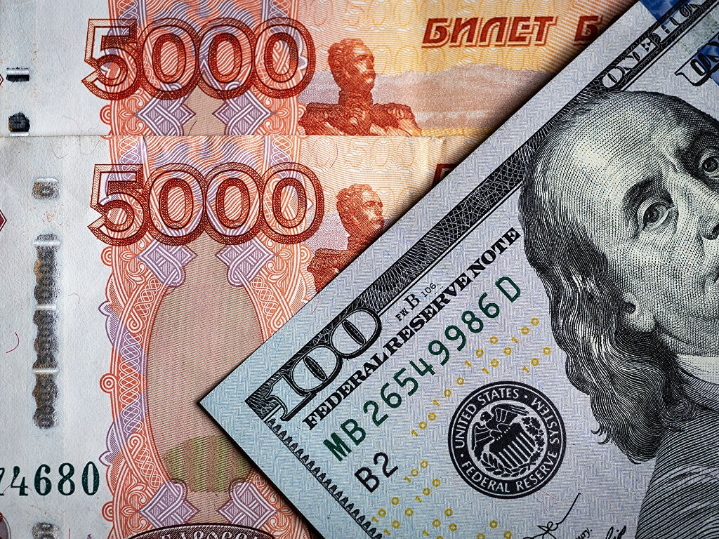 Курс доллара на Московской бирже вырос до 77,64 рубля