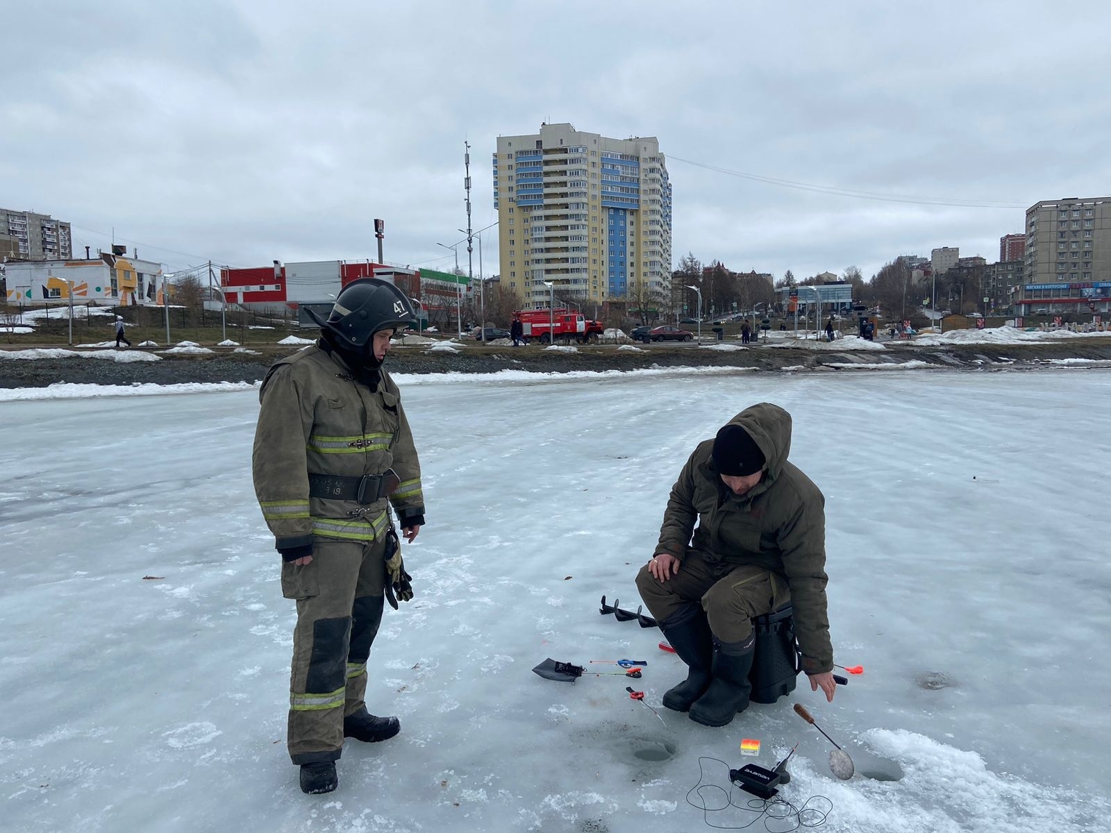 Сотрудники пожарной части вышли на лед