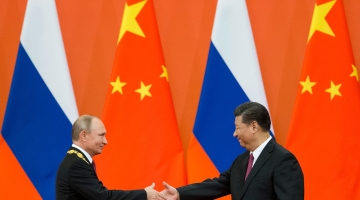 Нейросеть предположила, что Си Цзиньпин подарит Путину модель спутника или сервиз