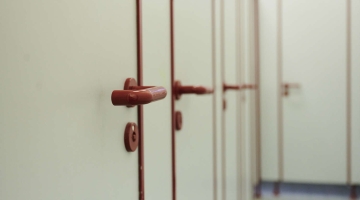 Неизвестный изнасиловал 13-летнюю девочку в туалете петербургского ресторана