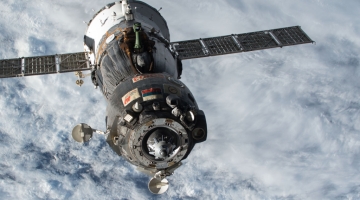 Поврежденный корабль «Союз МС-22» направился от МКС к Земле