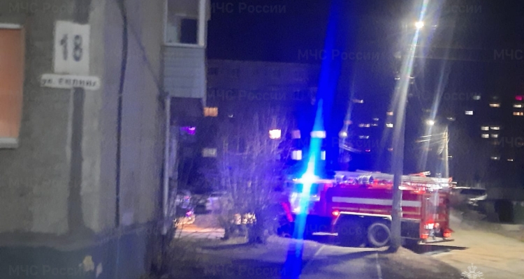 Во время пожара в пятиэтажке на улице Емлина погиб человек