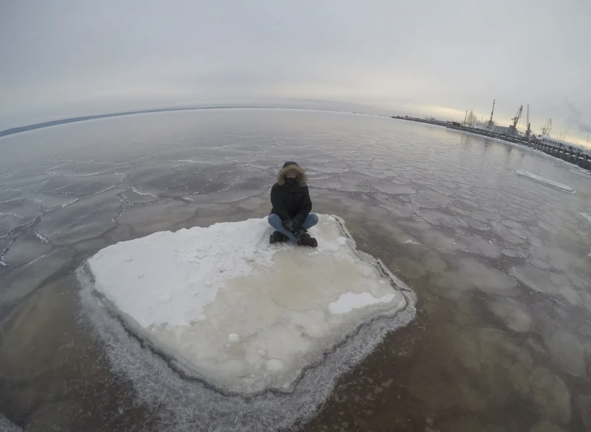 Россиянку оштрафовали за то, что сын катался на льдине
