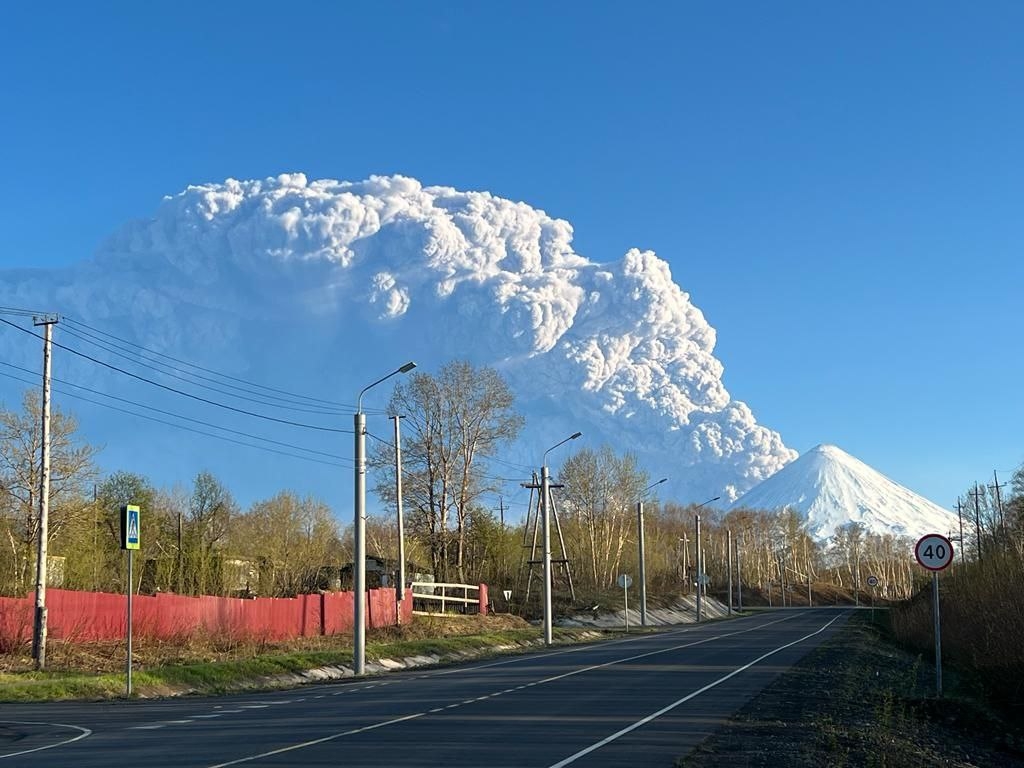 Безымянный вулкан на Камчатке выбросил пепел на высоту 5 тыс. метров