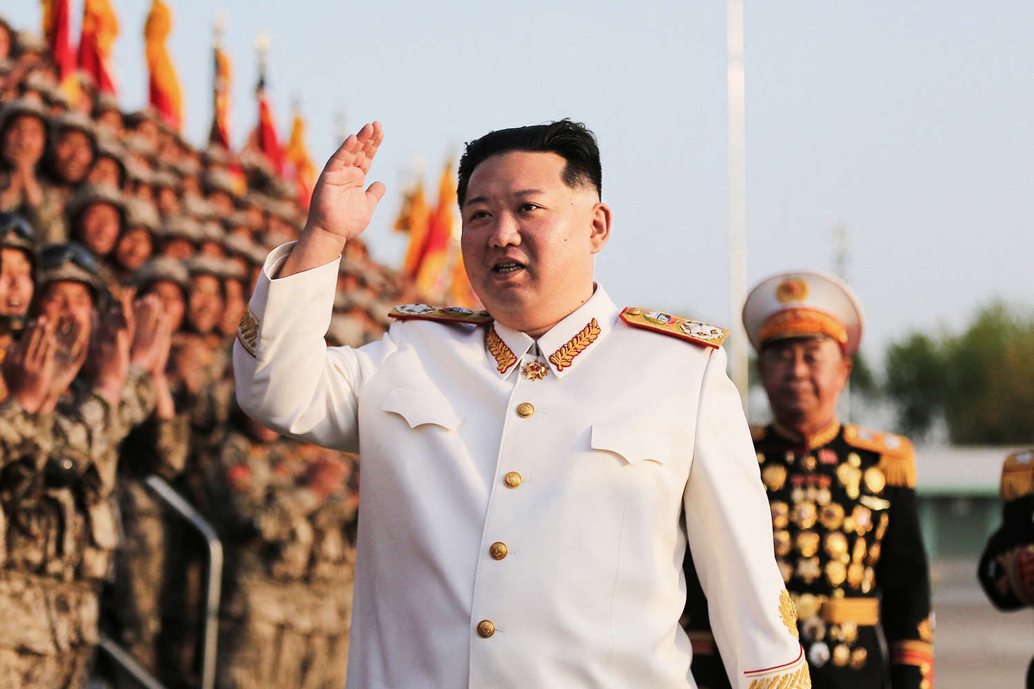 Ким Чен Ын призвал усилить оборону КНДР на фоне разрыва связи с Южной Кореей