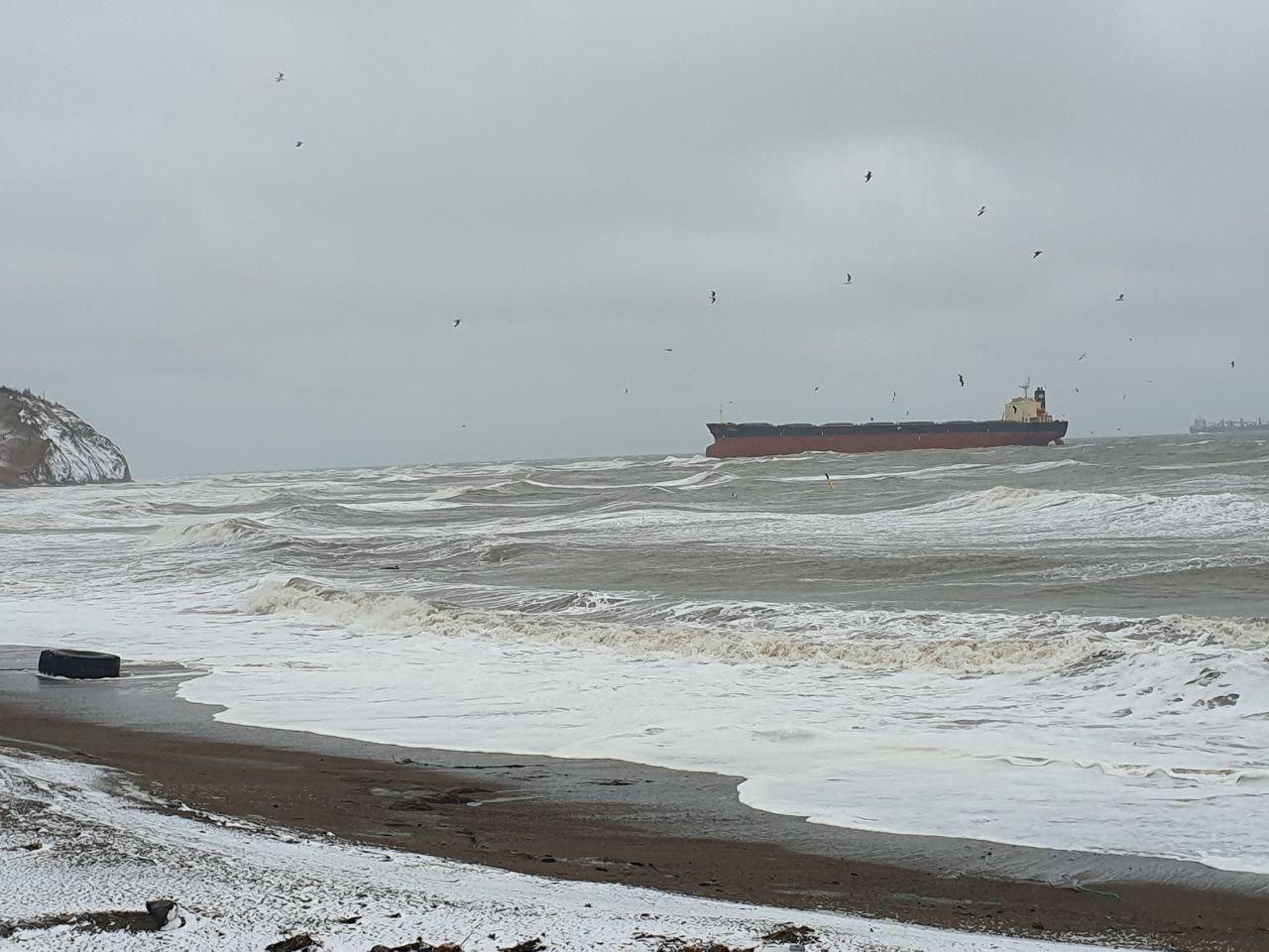 Российское спасательное судно «Берингов пролив» помогло севшему на мель KC Hadong