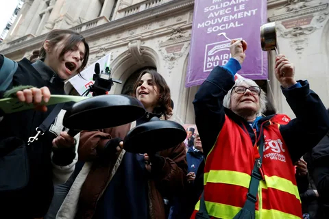 Во Франции в годовщину переизбрания Макрона прошел «марш пустых кастрюль»
