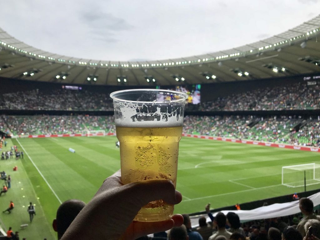 В МВД поддержали возвращение пива на российские стадионы с учетом ряда условий