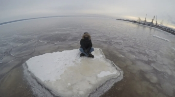 Россиянку оштрафовали за то, что сын катался на льдине