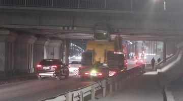 В Челябинске перевозимый на грузовике трактор врезался в мост