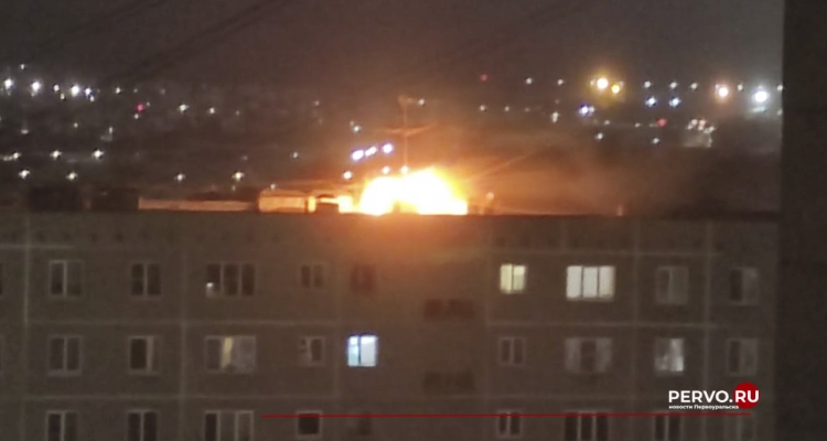 В Первоуральске на крыше жилого дома вспыхнул пожар