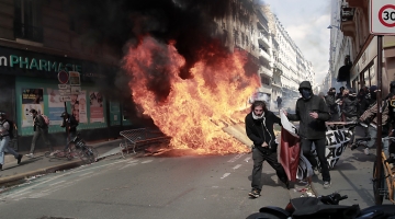 Во французских городах усилились беспорядки из-за одобрения судом пенсионной реформы