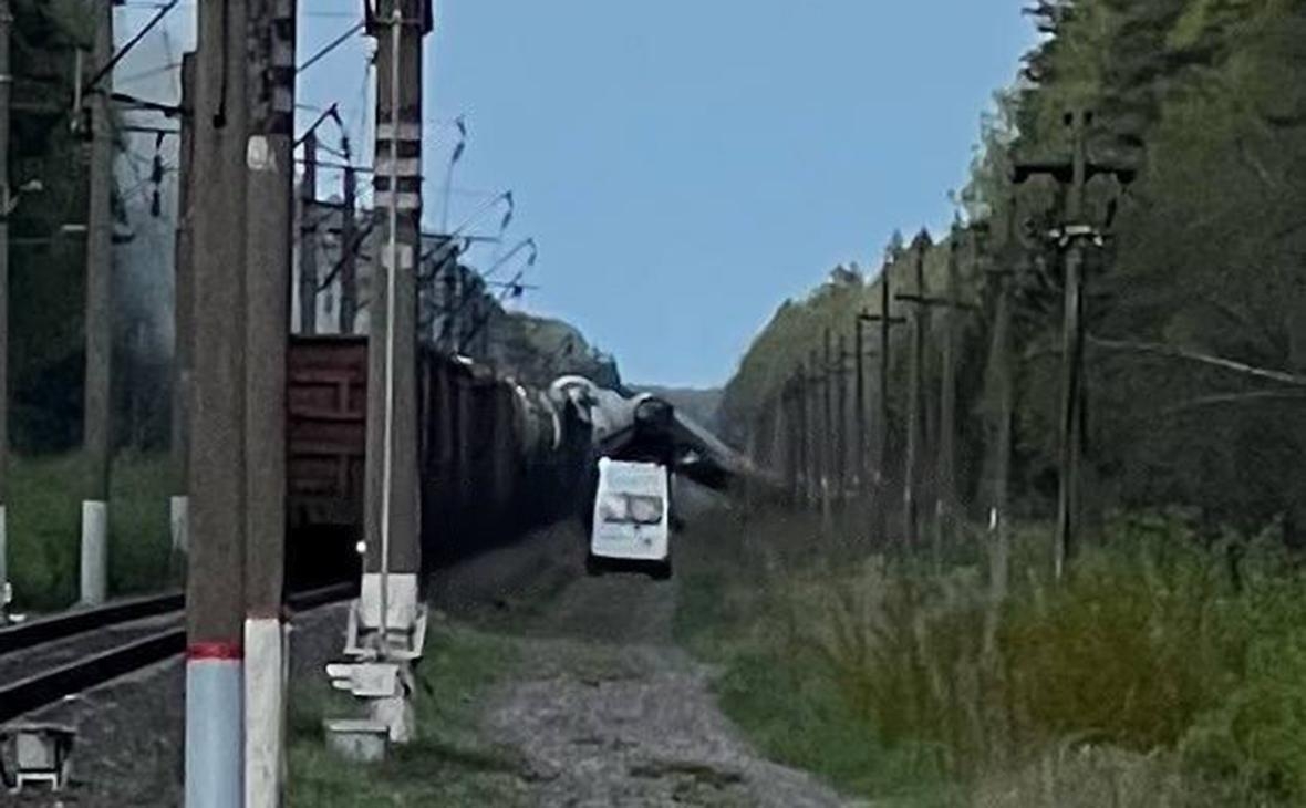 Грузовой поезд сошел с рельсов из-за подрыва в Брянской области