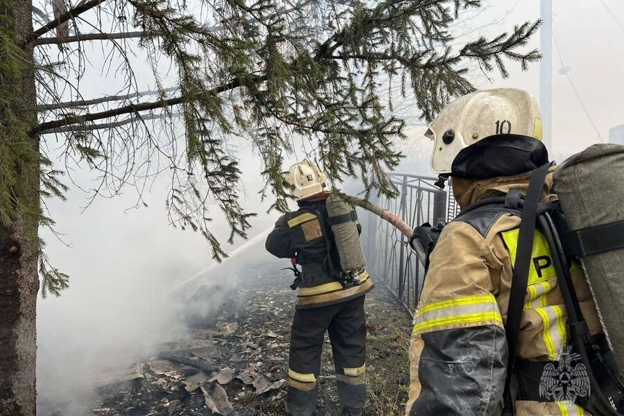 Резервуар с нефтепродуктам загорелся в поселке Волна Краснодарского края