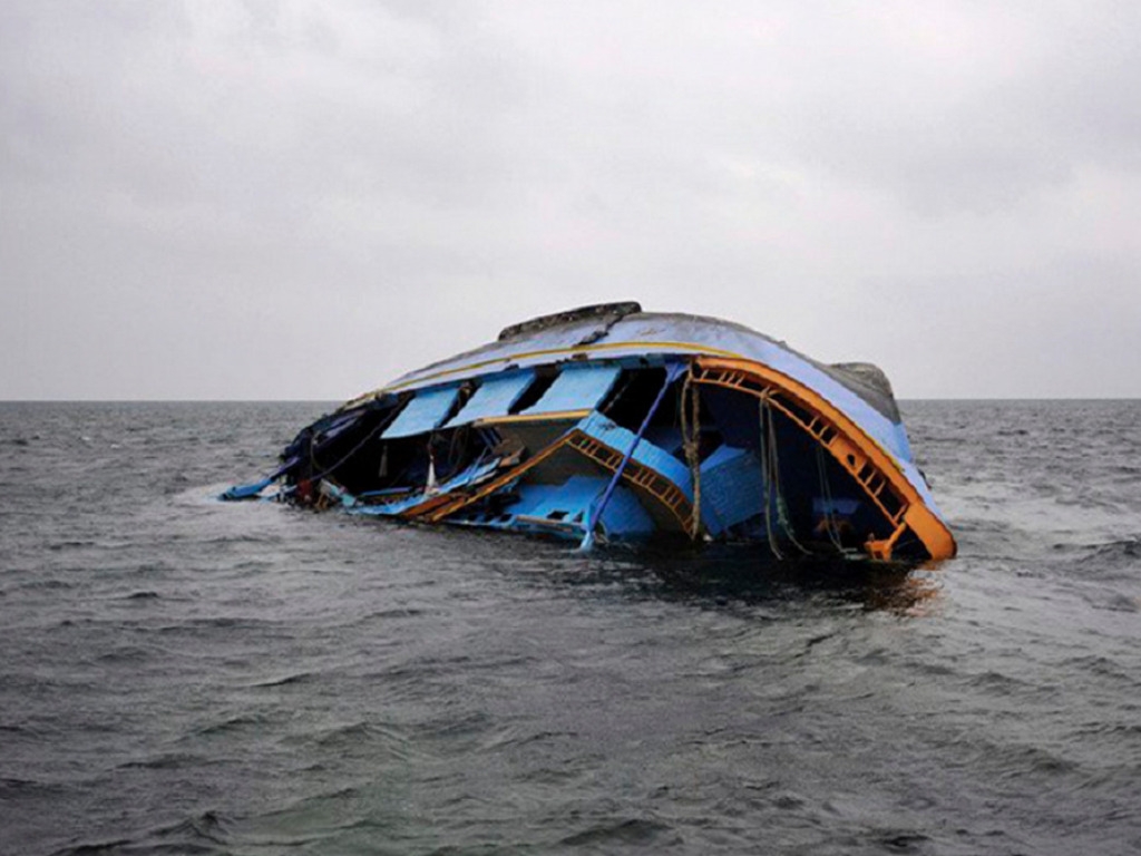 Число погибших при затоплении туристического катера в Индии увеличилось до 21
