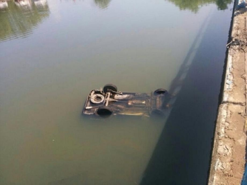 В Красноярском крае пять человек погибли при падении автомобиля в водоем