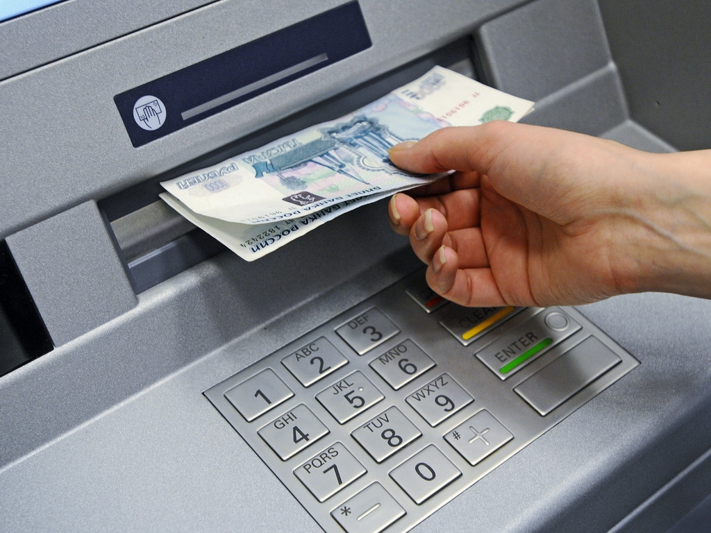 Банки начали ужесточать условия снятия наличных через банкоматы