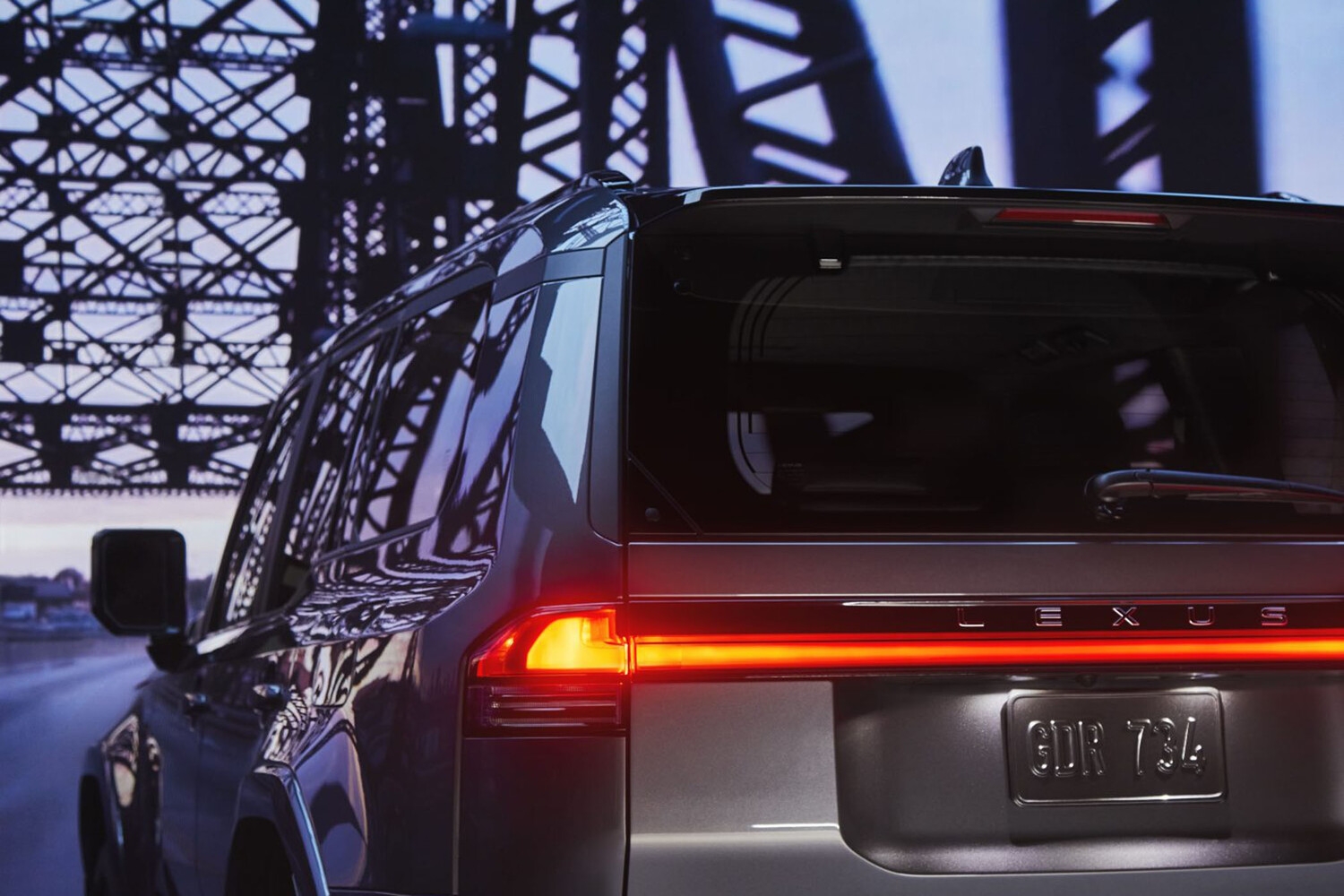 Lexus показал фото нового внедорожника GX и назвал дату его дебюта