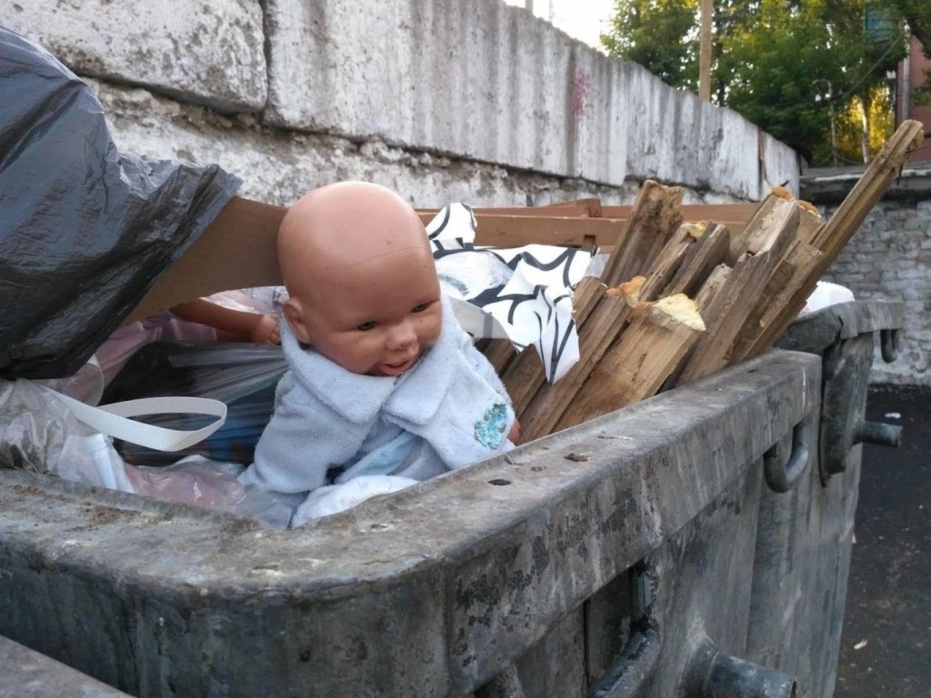 В Челябинске родители оставили ребенка в мусорном контейнере