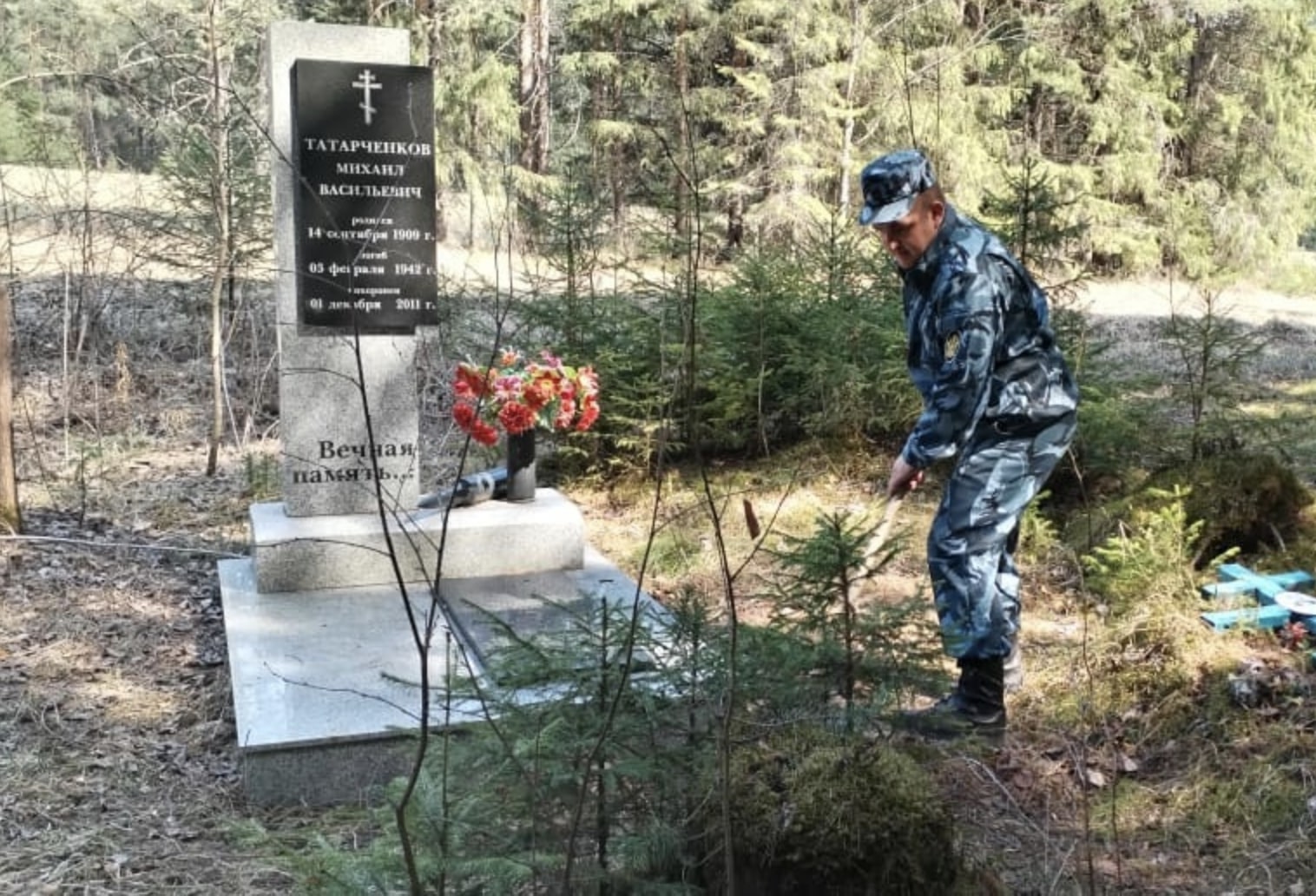 Сотрудники ГУФСИН привели в порядок могилу солдата