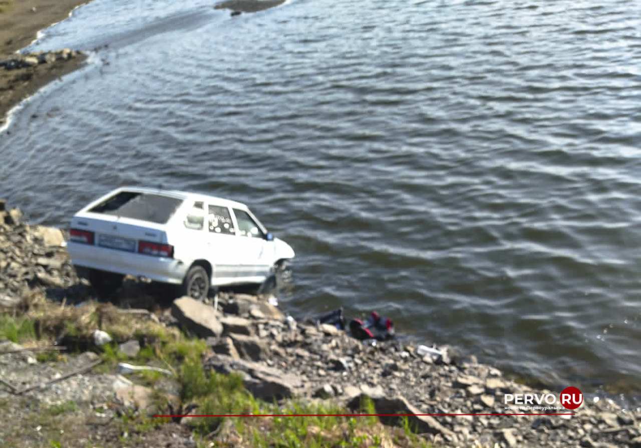 Лихачи на ВАЗ едва не утонул в пруду