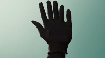 Ученые прикрепили к рукам добровольцев шестой палец для изучения активности мозга
